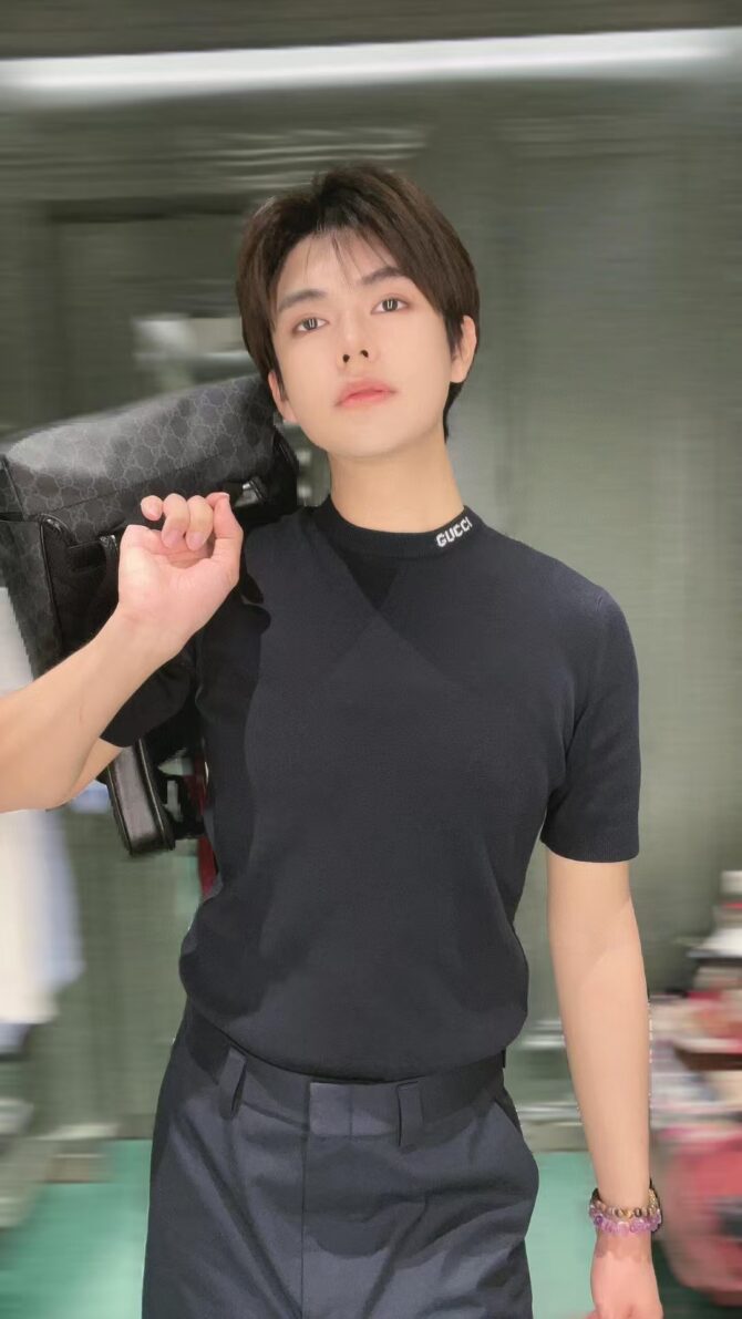GUCCI GUC 네크라인 아플리케 저지 반팔 티셔츠 - Image 9